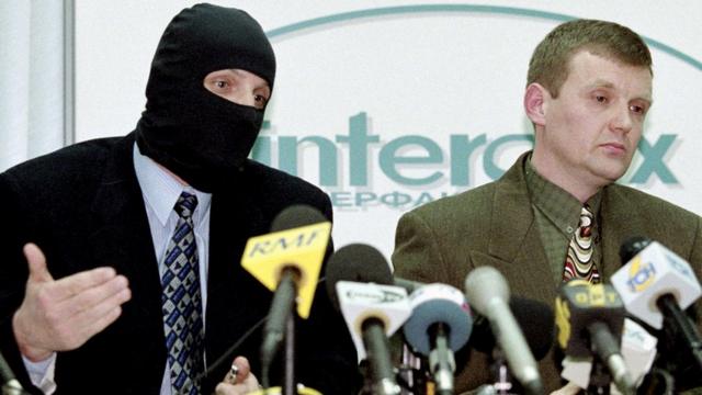 Litvinenko (R) at press conference on FSB corruption, 1998