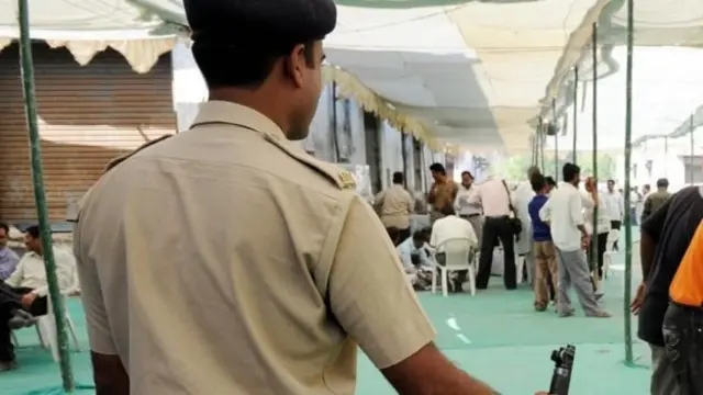 காவல்துறையினர்