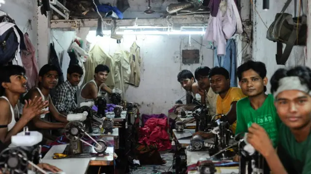 ధారావి మురికివాడలో కార్మికులు