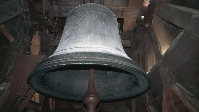 بزرگ‌ترین ناقوس نوتردام، امانوئل نام دارد و بیش از ۲۳ تن وزنش است