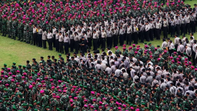 Indonesian military and police personnel attend a security briefing ahead of Jakarta"s gubernatorial election in Jakarta, Indonesia April 18, 2017