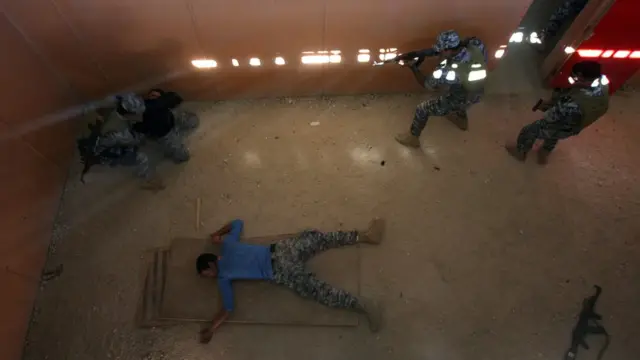 نیروهای ناتو در حال آموزش سربازان عراقی