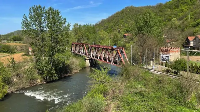 Железнички воз на Јужној Морави код Грделице, удаљен је пар километара од центра вароши и на њему већ неколико година не одвија путнички саобраћај због реконструкције пруге Ниш - Прешево