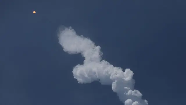 Estela que dejó el cohete Falcon 9