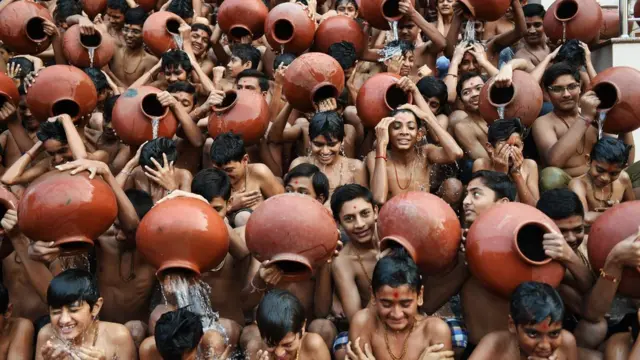 పుణ్య స్నానాలు చేస్తున్న స్వామినారాయణ్ గురుకులానికి చెందిన విద్యార్థులు.