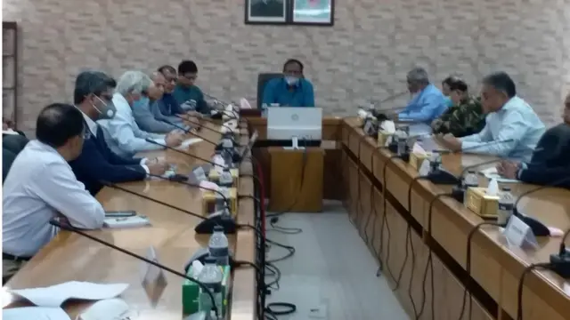 রপ্তানি শিল্পের প্রণোদনার টাকা বিতরণের রুপরেখা চূড়ান্ত করতে বাণিজ্য মন্ত্রীর নেতৃত্বে বৈঠকে বিভিন্ন মন্ত্রণালয়ের সচিব, সেনাবাহিনী প্রধান এবং ব্যবসায়ী নেতারা উপস্থিত ছিলেন।