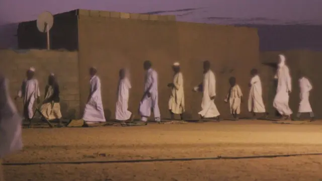 సంకెళ్లతో పిల్లలు