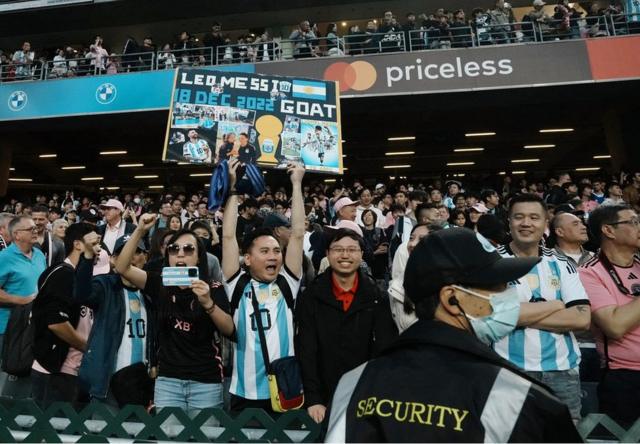 国际迈阿密队莱昂内尔·梅西的球迷在看台上展示横幅。