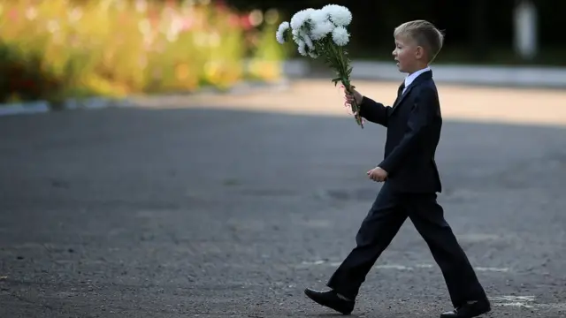 школьник с цветами