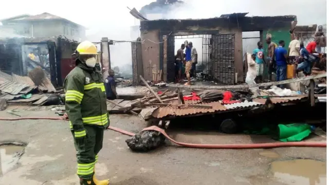 Ṣọọbu ti wọn ti n ta ibusun kan nibẹ ni ina naa ti kọkọ sọ ki o to ran de awọn ṣọọbu itaja miran to sun mọ ọ.