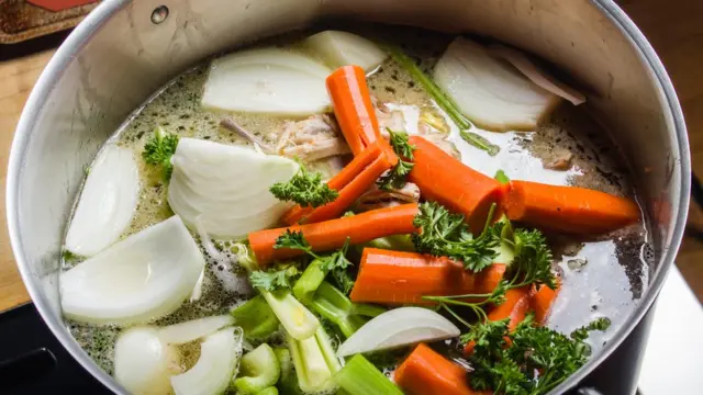 Большая кастрюля с овощами