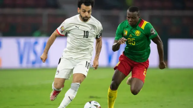 محمد صلاح (يسار)