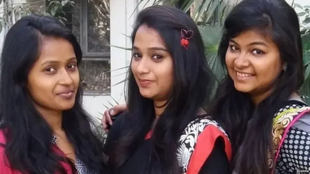 बुशरा (मध्ये) मैत्रिणींसोबत