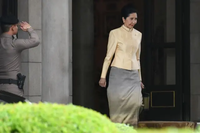 รศ.นราพร จันทร์โอชา