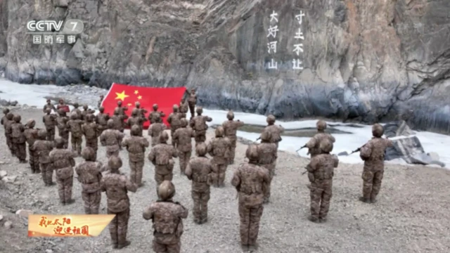 中国央视发布视频，显示解放军在加勒万河谷展示中国国旗，引发印度的不满。
