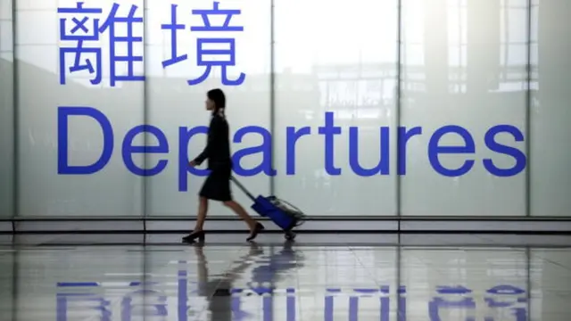 พนักงานเดินลากกระเป๋า