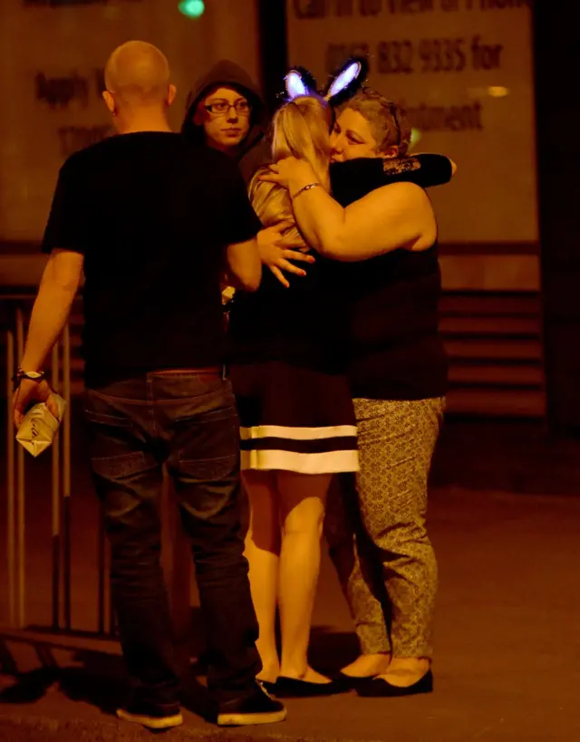 "Манчестер Арена" ташқарисида бир-бирини овутаётган томошабинлар