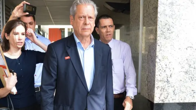 José Dirceu deixa presídio para trabalhar enquanto cumpre pena do mensalão