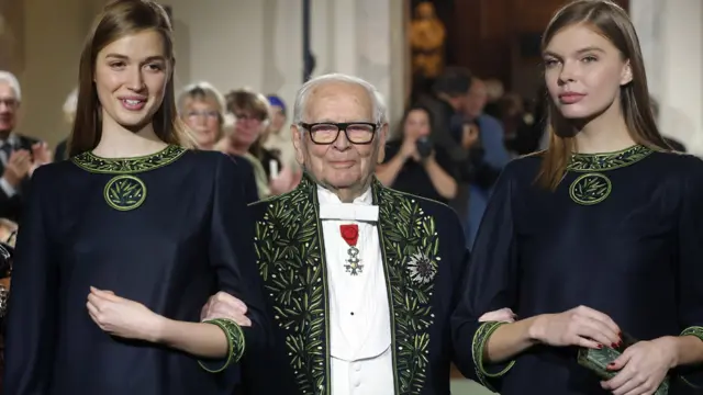 Pierre Cardin con dos modelos en 2016