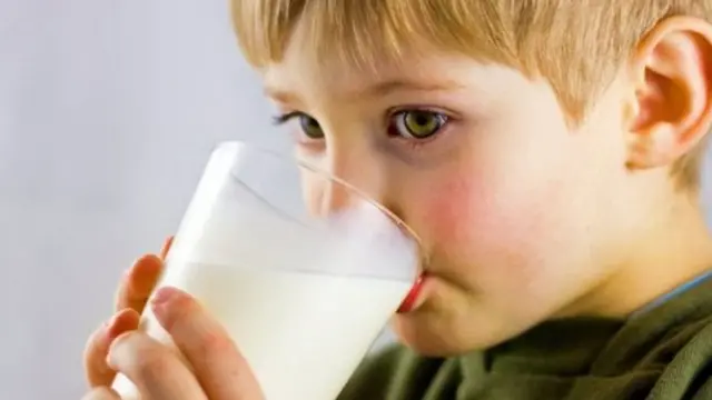 दूध पीता बच्चा