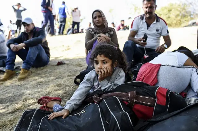 Sınırda bekleyen kız çocuğu