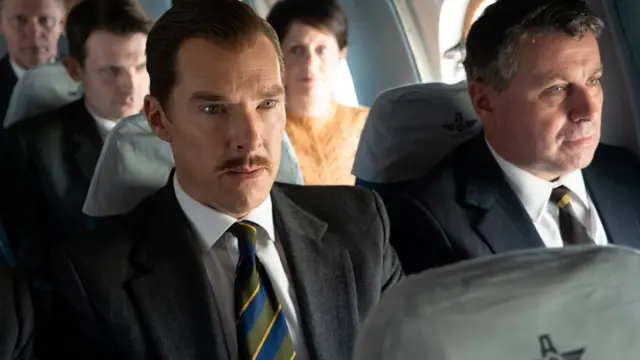Гревилл Винн (Бенедикт Камбербэтч) в самолете за несколько минут до ареста. Он уже увидел, как к самолету подъехала черная машина и в ужасе осознает, что его ждет