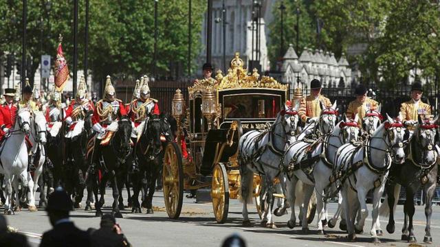 الملكة إليزابيث الثانية في طريقها لافتتاح الدورة البرلمانية الجديدة