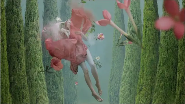 నిద్రపోతున్న, కలలు కంటున్న యువతి