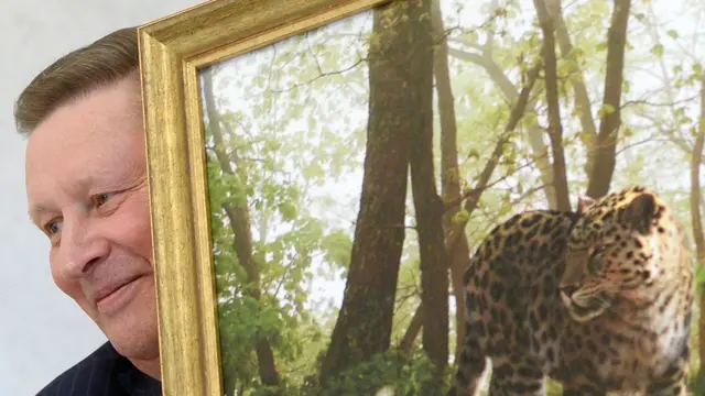 Бывший глава администрации президента России Сергей ИвановСергей Иванов с картиной, изображающей леопарда