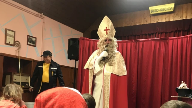 Homem caracterizadosolar nova slotSão Nicolau entrega presentes para criançassolar nova slotfesta tradicionalsolar nova slotBled, na Eslovênia