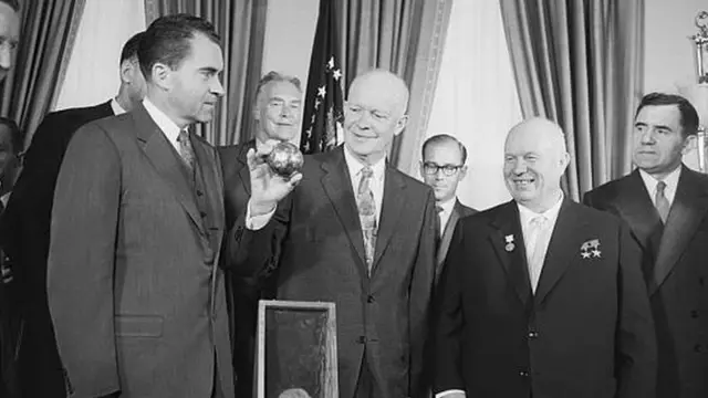 الزعيم السوفيتي نيكيتا خروتشوف يقدم للرئيس الأمريكي دوايت أيزنهاور كرة حديدية كانت نسخة طبق الأصل من كرات معدنية أطلقها السوفييت على سطح القمر