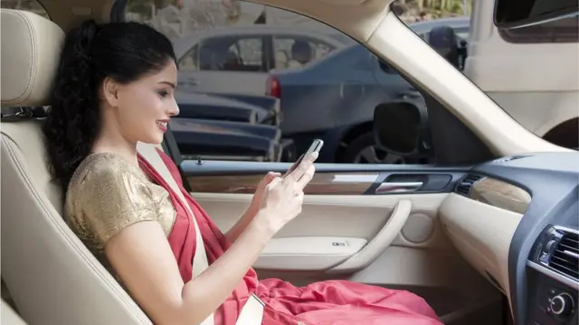 મોબાઇલ વાપરતી એક યુવતીની પ્રતિકાત્મક તસવીર