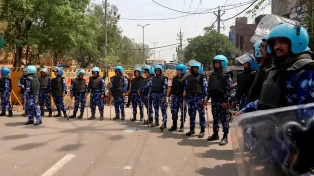 પોલીસે કેટલાકની ધરપકડ કરી છે અને મામલાની તપાસ ચાલુ છે, પરંતુ સ્થાનિક લોકો સાથે વાત કરવાથી તણાવ સ્પષ્ટ અનુભવાય છે.