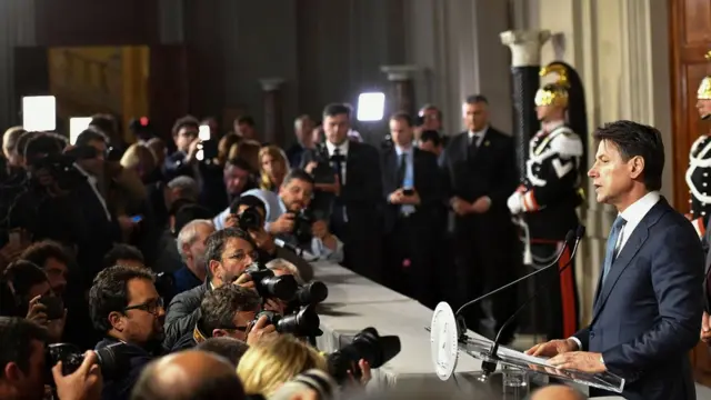 İlk defa başbakan adayı olarak kameraların karşısına geçen Conte, ülkede çok tanınan bir isim değildi