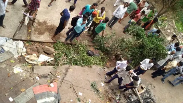 ਅੱਗ ਲਾਉਣ ਤੇ ਭੰਨਤੋੜ ਕਰਨ ਦੇ ਮਾਮਲੇ ਵਿੱਚ ਸੱਤ ਨਾਮਜ਼ਦ ਅਤੇ 300 ਅਣਪਛਾਤੇ ਲੋਕਾਂ ਖਿਲਾਫ਼ ਦਰਜ ਕੀਤੀ ਗਈ ਹੈ