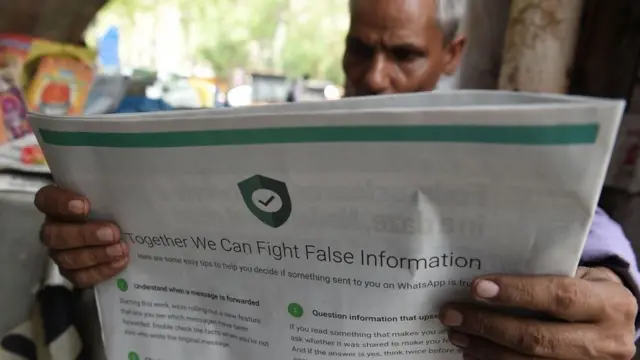 Hombre leyendo el periodico