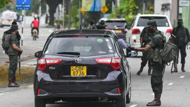 வாகன ஓட்டிகளின் ஆவணங்களை சோதிக்கும் பாதுகாப்பு படையினர்