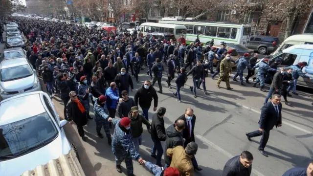 Paşinyan'ın destekçileri çağrısı üzerine başkentin merkezinde toplandı ve yürüdü