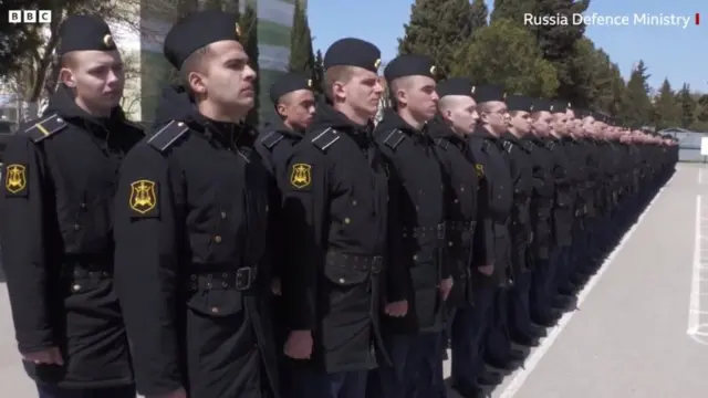 सेवास्तोपोल में परेड में हिस्सा लेते नौसेकिन