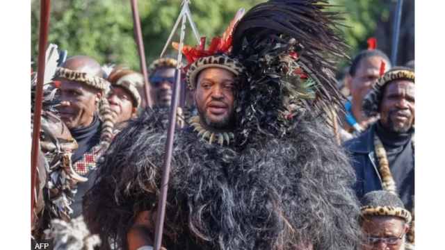 Won de ade fun Oba Zulu tuntun