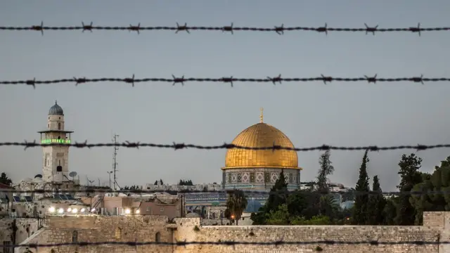 Cidade Velha cercada por muros e arame farpado