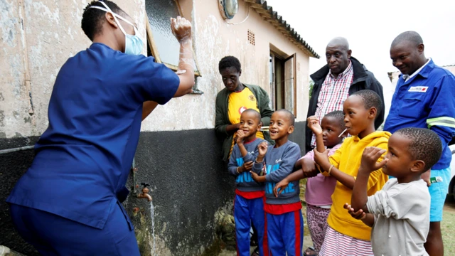 Ma'aikaciyar lafiya na koyawa yara yadda za su rika wanke hannu a Umlazi dake South Africa - Asabar 4 Afrilu 2020