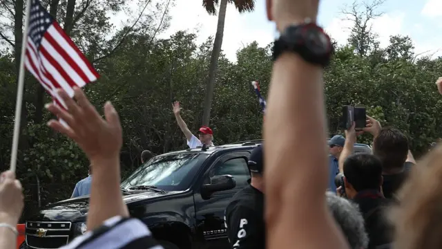 Trump saluda a seguidores