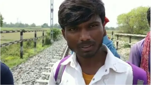 పట్టాల పక్కనే నడిచివెళ్తున్న బాలేశ్వర్ కుమార్