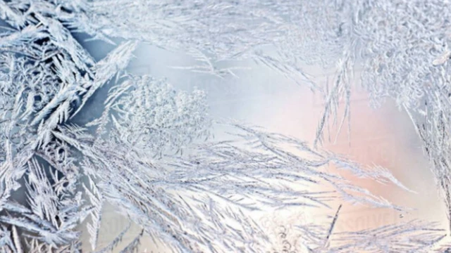 เมื่ออุณหภูมิต่ำลงถึงจุดเยือกแข็ง ไอน้ำจะควบแน่นและก่อตัวเป็นผลึกน้ำแข็ง เว้นแต่จะอยู่ภายใต้ภาวะควบคุมบางอย่าง