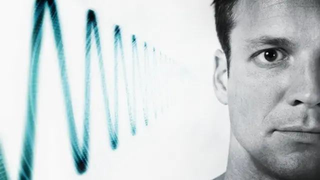 Hombre con un fondo de una onda de sonido.