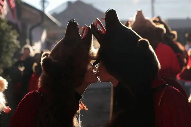 Trenutak poljupca mladog para. Uprkos zabrinutosti za opstanak tradicije, pre svega zbog depopulacije ovog kraja čije se stanovništvo iseljava u veće gradove kao i druge evropske zemlje, tokom poslednje decenije sve više mladih se interesuje za ovaj običaj.