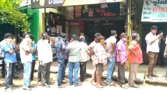 మద్యం దుకాణం ముందు ప్రజలు