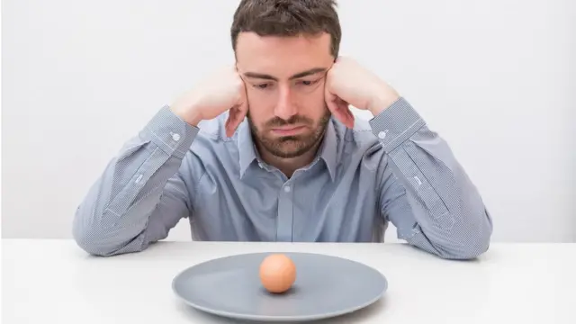 Hombre con un plato vacío