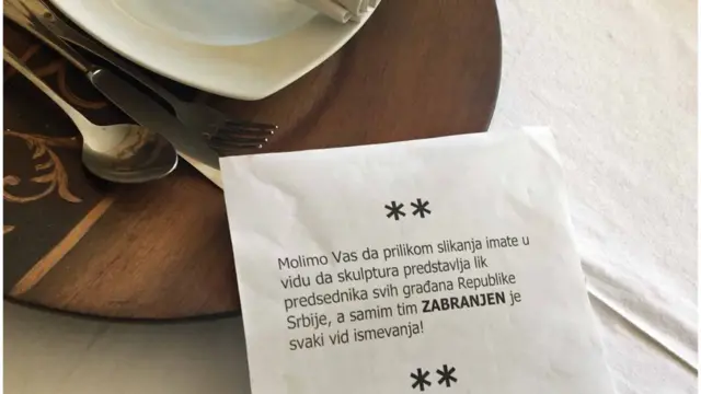 Upozorenje pored figure predsednika Vučića